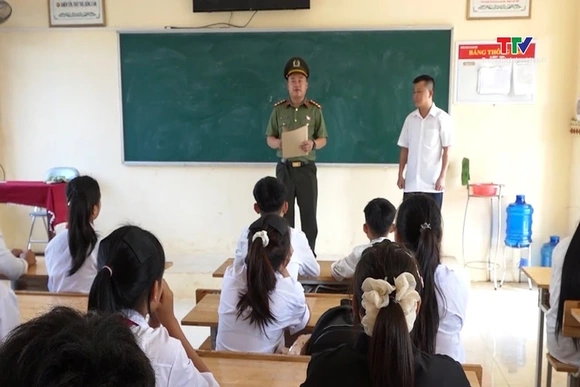 Công an xã Bát Mọt tuyên truyền phòng ngừa học sinh sử dụng hung khí