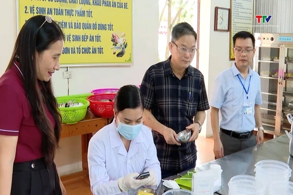 Kiểm tra an toàn thực phẩm tại bếp ăn tập thể trong trường học