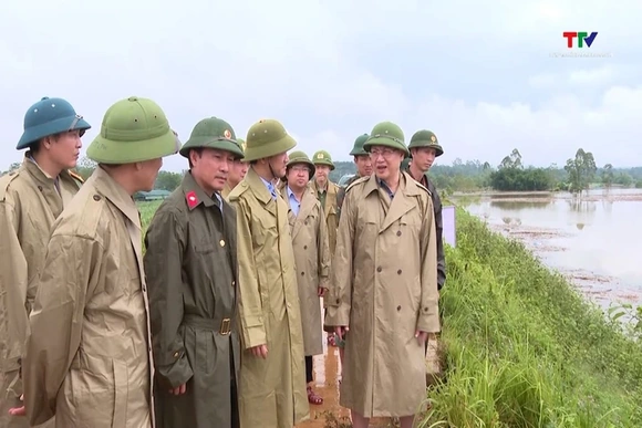 Phó Chủ tịch UBND tỉnh Mai Xuân Liêm kiểm tra công tác ứng phó với lũ trên sông Bưởi tại xã Kim Tân