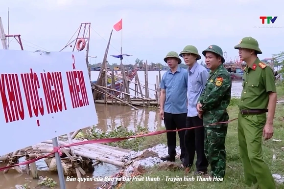 Phó Chủ tịch UBND tỉnh Đầu Thanh Tùng kiểm tra ứng phó bão số 10