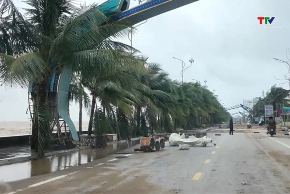 Khu du lịch biển Hải Tiến tan hoang sau bão