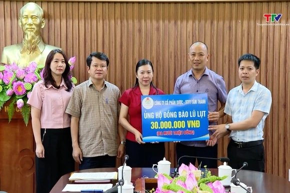 Ủy ban Mặt trận Tổ quốc tỉnh tiếp nhận ủng hộ người dân bị thiệt hại do cơn bão số 10