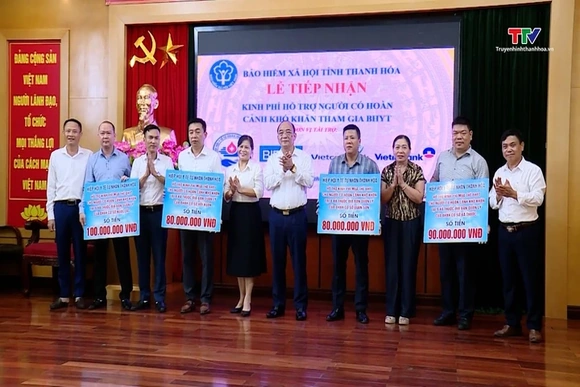 Trao tặng thẻ Bảo hiểm y tế cho người có hoàn cảnh khó khăn