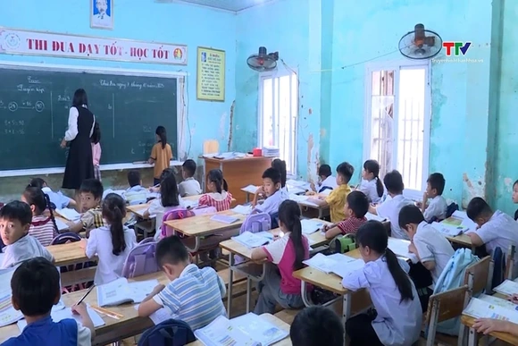 Niềm vui của thầy trò vùng ven biển Nghi Sơn đầu năm học mới
