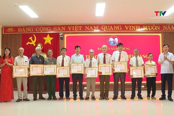 Xã Hà Trung trao Huy hiệu Đảng