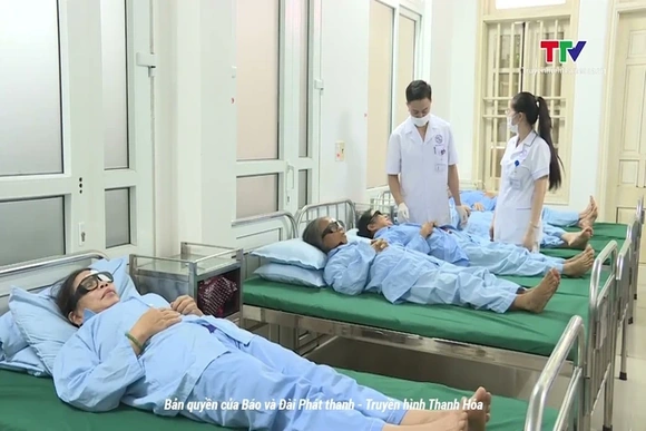 Chăm sóc mắt cho người cao tuổi