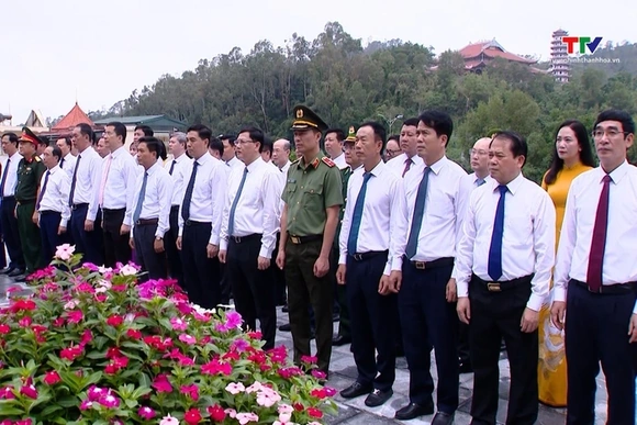 Lãnh đạo tỉnh dâng hương tưởng niệm Chủ tịch Hồ Chí Minh, Mẹ Việt Nam anh hùng và các Anh hùng liệt 