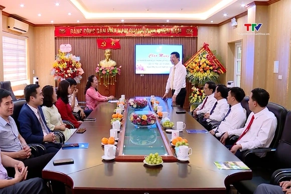 Phó Bí thư Thường trực Tỉnh ủy Nguyễn Hồng Phong chúc mừng Ngày thành lập Hội Liên hiệp phụ nữ Việt 