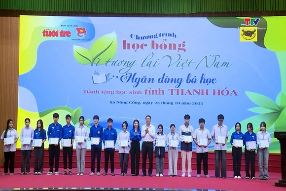 Học bổng “Vì tương lai Việt” tiếp sức học sinh Thanh Hóa vượt lũ, vững vàng đến trường
