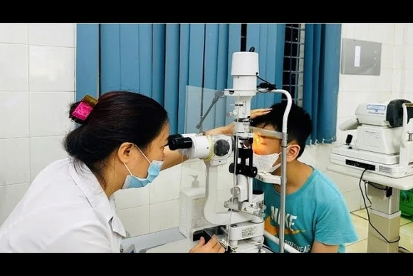 6 dấu hiệu cảnh báo sớm trẻ có vấn đề về thị lực