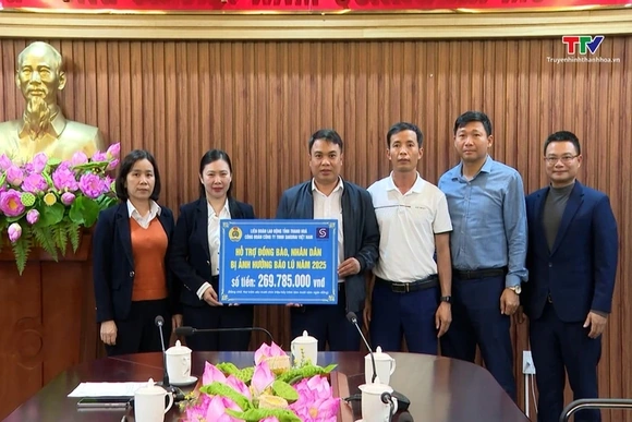 Ủy ban MTTQ tỉnh Thanh Hóa tiếp nhận ủng hộ đồng bào vùng lũ