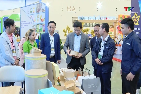 Phó Bí thư Thường trực Tỉnh ủy thăm gian hàng tỉnh Thanh Hoá tại Hội chợ Mùa Thu lần thứ nhất - năm 