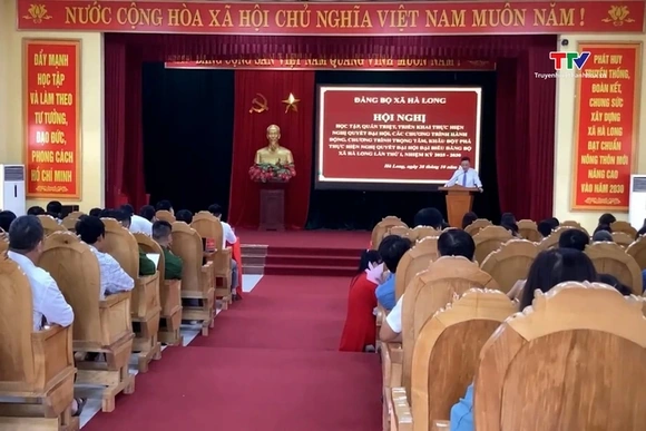 Trao huy hiệu Đảng và quán triệt, triển khai thực hiện Nghị quyết Đại hội đại biểu Đảng bộ xã Hà Lon