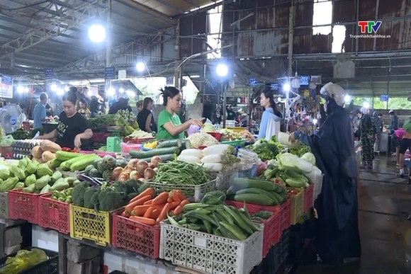 Giá rau củ tăng cao, sức tiêu thụ giảm
