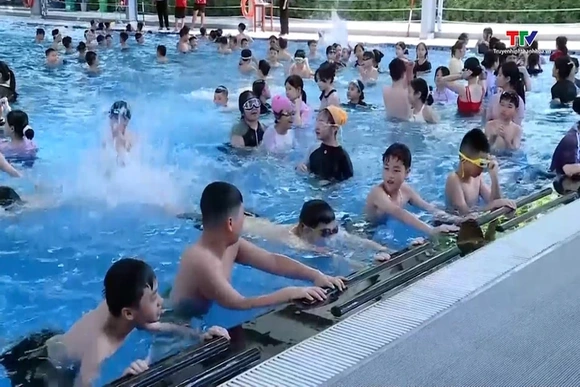 Ban hành chương trình dạy bơi an toàn cho học sinh