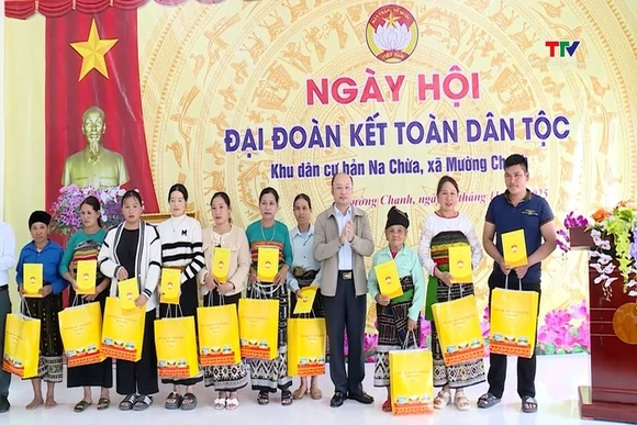 Phó Chủ tịch UBND tỉnh Cao Văn Cường dự ngày hội Đại đoàn kết tại khu dân cư bản Na Chừa, xã Mường C