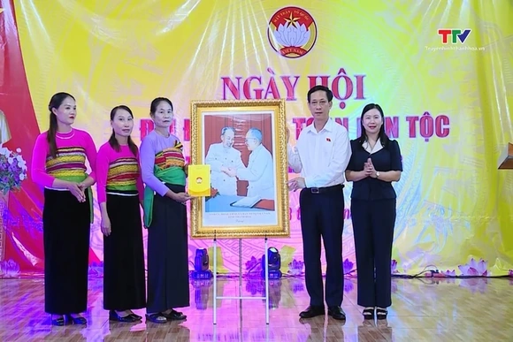 Phó Trưởng Đoàn Đại biểu Quốc hội tỉnh Mai Văn Hải dự Ngày hội Đại đoàn kết toàn dân tộc tại thôn Th