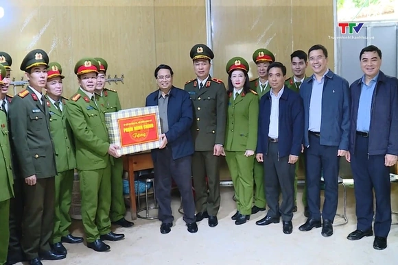 Thủ tướng Chính phủ thăm, động viên lực lượng vũ trang và cán bộ y tế xã Yên Khương