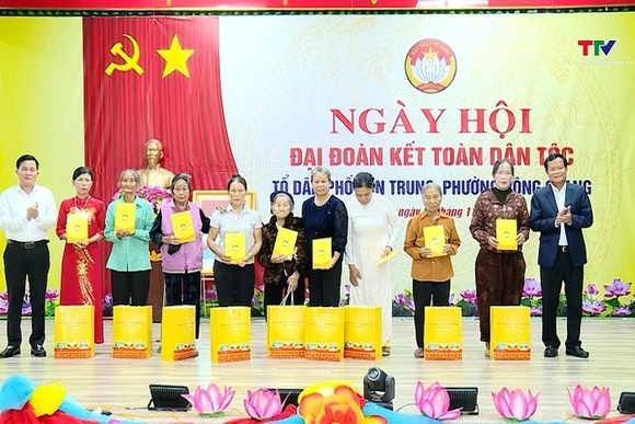 Ngày hội Đại đoàn kết toàn dân tộc tại phố Văn Trung, phường Đông Quang