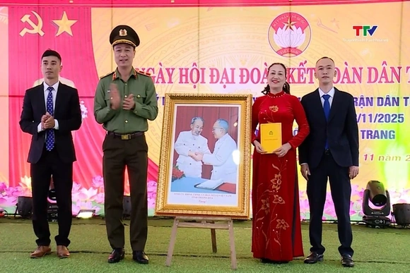 Giám đốc Công an tỉnh dự ngày hội đại đoàn kết toàn dân tộc tại thôn Thủ Lộc