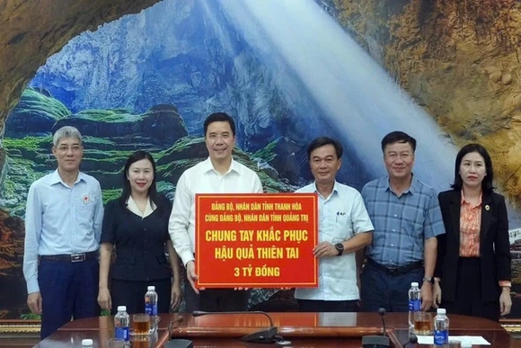 Phó Bí thư Thường trực Tỉnh ủy Nguyễn Hồng Phong 
thăm hỏi và trao nguồn hỗ trợ cho các tỉnh bị thi