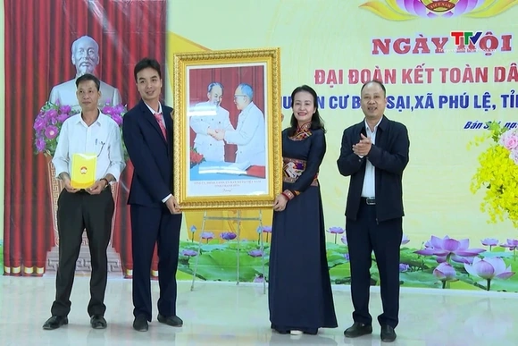 Nhân dân bản Sại vui Ngày hội Đại đoàn kết toàn dân tộc