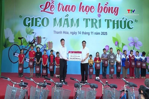 Học bổng “Gieo mầm tri thức” tiếp sức học sinh nghèo Thanh Hóa đến trường