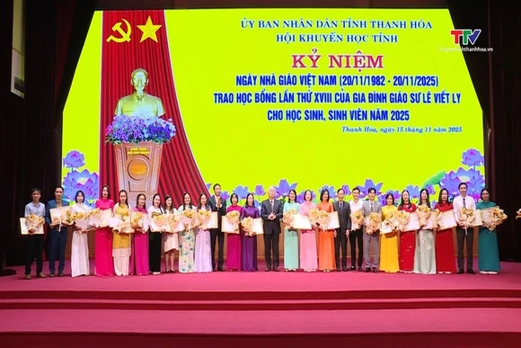 Kỷ niệm 43 năm ngày Nhà giáo Việt Nam và trao học bổng của gia đình Giáo sư Lê Viết Ly