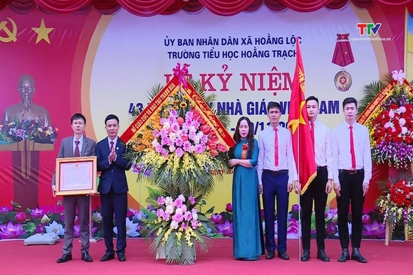 Trường Tiểu học Hoằng Trạch đón nhận Huân chương Lao động hạng Ba