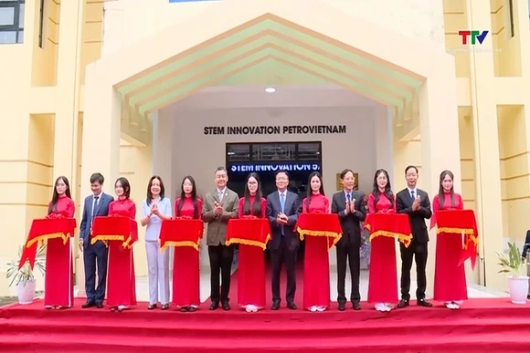 Phó Thủ tướng Lê Thành Long dự lễ khánh thành phòng STEM tại Trường THPT chuyên Lam Sơn