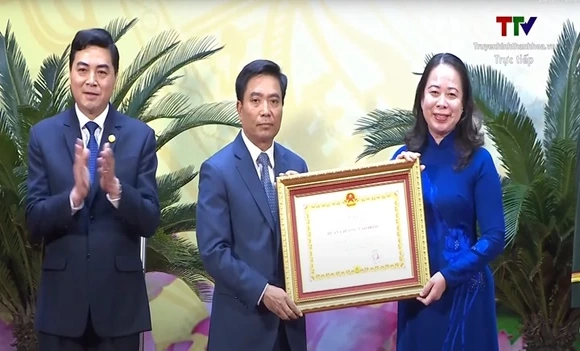 Phó Chủ tịch nước Võ Thị Ánh Xuân trao Huân chương Lao động hạng Ba cho tỉnh Thanh Hóa
