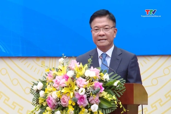 Phó Thủ tướng Lê Thành Long dự lễ khánh thành phòng thực hành giáo dục STEM tại Trường THPT chuyên L