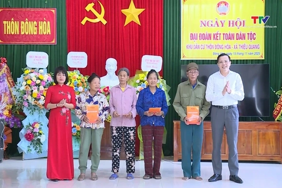 Xã Thiệu Quang tổ chức ngày đại đoàn kết toàn dân tộc,
trao kinh phí hỗ trợ xây nhà đại đoàn kết
