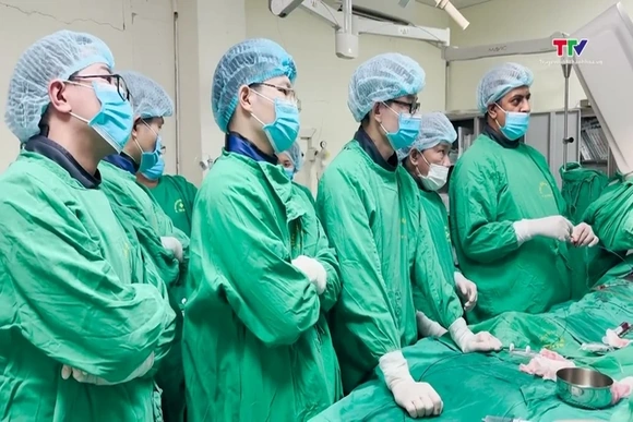 Thanh Hoá lần đầu triển khai kỹ thuật thay van động mạch chủ qua da