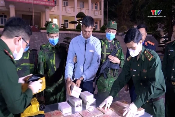 Bắt quả tang đối tượng vận chuyển 32 bánh heroin