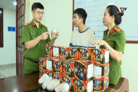 Bắt giữ 2 đối tượng mua bán pháo trái phép