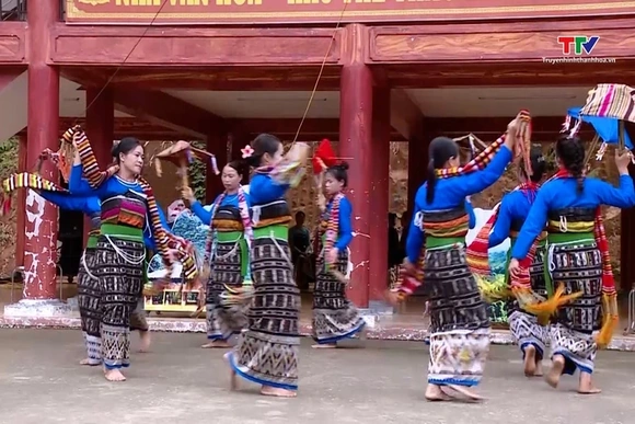 Xã Sơn Thủy bảo tồn, phát triển nghề dệt thổ cẩm