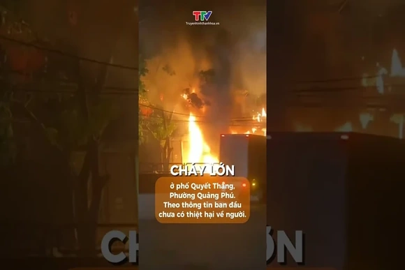 Cháy lớn ở phố Quyết Thắng, phường Quảng Phú