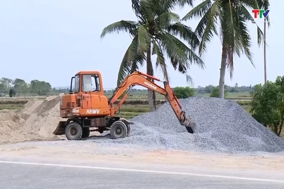 Tập kết vật liệu trái phép ven hành lang đường bộ gây mất an toàn giao thông
