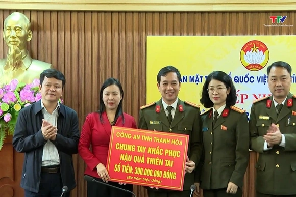 Ủy ban  Mặt trận Tổ quốc tỉnh tiếp nhận ủng hộ đồng bào vùng lũ
