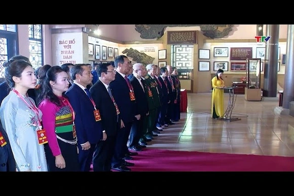 Đoàn đại biểu dự Đại hội đại biểu MTTQ Việt Nam tỉnh Thanh Hóa lần thứ XVI dâng hương, báo công với 