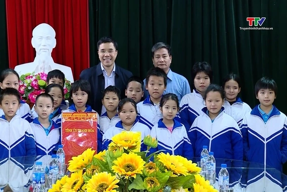 Phó Bí thư Thường trực Tỉnh ủy Nguyễn Hồng Phong
thăm, tặng quà trẻ em có hoàn cảnh khó khăn