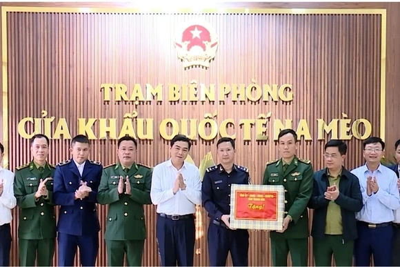 Chủ tịch UBND tỉnh thăm Cửa khẩu quốc tế Na Mèo