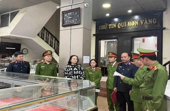 Khởi tố, bắt tạm giam 3 đối tượng tại Công ty TNHH Thương mại vàng bạc Kim Chung