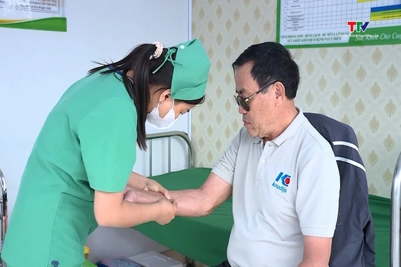 Chủ động tiêm vắc xin để phòng viêm màng não do não mô cầu