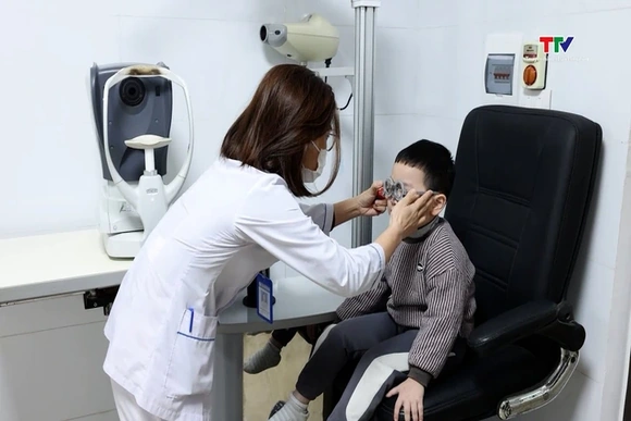 Gia tăng tật khúc xạ  ở trẻ em và người trẻ tuổi