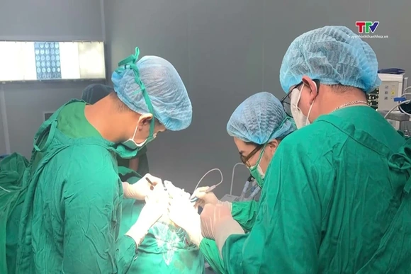 Cứu sống bệnh nhân xuất huyết não nặng bằng kỹ thuật dẫn lưu não thất