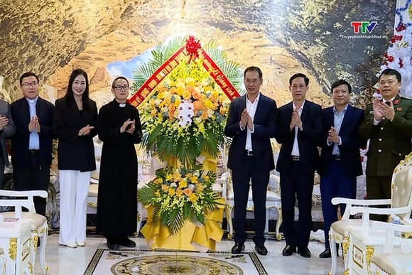 Phó Bí thư Tỉnh ủy, Chủ tịch Ủy ban MTTQ tỉnh Trịnh Tuấn Sinh thăm, chúc mừng chức sắc Công giáo nhâ