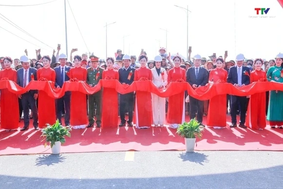 Khánh thành dự án xây dựng cầu Cẩm Vân