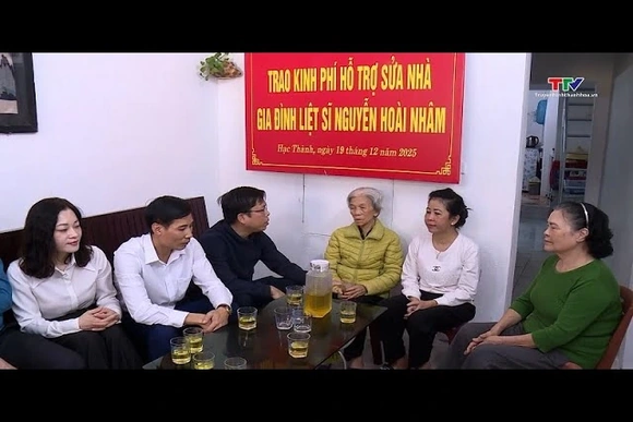 Phường Hạc Thành trao kinh phí hỗ trợ sửa nhà cho thân nhân liệt sĩ